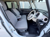 運転しやすいスッキリとした前方視界を確保★ピラーの配置等も工夫して、右左折時の視認性も高めています★シートもグレーでオシャレ♪