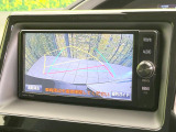 【バックカメラ】駐車時に後方がリアルタイム映像で確認できます。大型商業施設や立体駐車場での駐車時や、夜間のバック時に大活躍!運転スキルに関わらず、今や必須となった装備のひとつです!