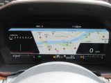 運転に必要な情報をグラフィカルに表示し、少ない視線移動で瞬時に認識できる先進的な液晶メーター。こちらはナビゲーション情報と連携する「地図画面」になります。