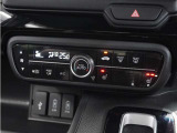 【オートエアコン】温度を設定すれば自動で快適な車内温度を保ちます。エアコン内部の高性能脱臭フィルターで車内のアレルゲンや花粉を除去。