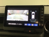 リバースギアに入れるだけで後方の表示へ切り替わります。夜間や雨の日の駐車も楽になりますよ。