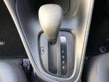 操作しやすいATシフトです。シフトチェンジを気にしなくてよいので運転だけに集中できますね。自然と手に届くところにある、手になじむ形状のシフトノブがいいですね。