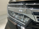 LEDヘッドライトは、点灯の瞬間から最大光量を発揮し、突然暗くなるトンネルなどでの安定感を高めます。