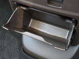 足元には便利なセンターロアボックスを設置。車内を整理しやすく、使い勝手の良さが魅力です。