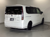 スライドドアは通常のドアに比べて、車のボディーに対し平行に開閉し、開けてもスペースを取りません。出入り口が大きいドアはお子様のいるご家庭はもちろん、混んだ駐車場でも大活躍です!