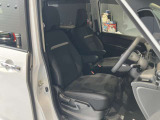 運転席まわりです。運転席からの視界が左右に広く隅々まではっきりと見渡せます!クルマの前端も把握しやすく安心して運転できます!