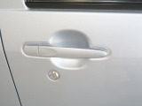 運転席ドアにはキーシリンダーが装備されていますので、キーレス電池が切れてもキーでの施錠と開錠が可能です。
