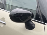 MINIの電動格納サイドミラーは、スイッチ操作でスムーズに開閉でき、狭い駐車場でも安心して扱えます。車体との一体感あるデザインで、利便性とスタイリングを両立した装備です。