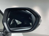 ブラインドスポットモニター(BSM)を装備しています。隣を走る車両が死角に入るとミラー内LEDインジケーターが点灯。さらに、ウィンカーを出すとインジケーターが光って点滅して注意を促してくれます。