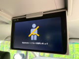 【後席モニター】家族や友人とお出かけする機会が多い方に大人気の後席モニターを装備!見やすい位置に画面がありテレビやDVDの視聴も快適!友達もお子様も、後席にしか乗らなくなるかも??