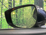 【ブラインドスポットモニタリング】走行中、ドアミラーの死角になりやすい箇所に後続車が接近するとサイドミラー付近に警告を表示、ドライバーに注意喚起をしてくれます。