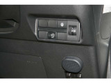 各種スイッチ類等が運転席の横に集約されています。