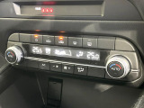 【オートエアコン】一度お好みの温度に設定すれば、車内の温度を検知し風量や温度を自動で調整。暑い&hellip;寒い&hellip;と何度もスイッチ操作をする必要はありません。快適な車内空間には必須の機能ですね♪