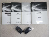 メンテナンスノート、取扱説明書です。 その車の整備記録が事細やかに記録されています。 車が生まれてから今までどのような道を歩んできたのか判るとても重要な物ですよ。