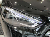 「マルチビームLEDライト」装着車、カメラが先行車の尾灯や対向車の前照灯を検知し、多数のハイビーム用LEDを個別に点滅させ、暗い所だけに光源を照射する自動防眩型ハイビーム。