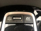 ハイブリッドならではの装備。EVスイッチを押すとモーターのみの走行が出来ますよ。 モーターで駆動するのでガソリンエンジンと比べると静かなので、早朝や深夜など大きな音を出さずに運転できます。