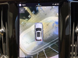 【360&deg;ビューカメラ】4台の高解像度カメラで360度の鳥瞰図を表示。隣の車や壁、死角にある障害物などを画面で確認できるため、狭いスペースでの駐車・出入りも安心です。