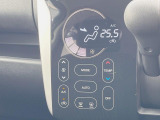 【オートエアコン】一度お好みの温度に設定すれば、車内の温度を検知し風量や温度を自動で調整。暑い&hellip;寒い&hellip;と何度もスイッチ操作をする必要はありません。快適な車内空間には必須の機能ですね♪