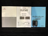 スマートキーは鍵をバッグに入れたままでもドアロックの開閉やエンジンのON・OFFができます。夜間や雨の日も鍵を探さなくて良いので便利です。