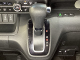 CVT車のセレクトレバーです。低速から高速まで、変速ショックのないスムーズな走りを実現するとともに、エンジン効率のよい領域を維持することで燃費にも貢献します。