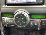 【オートエアコン】一度お好みの温度に設定すれば、車内の温度を検知し風量や温度を自動で調整。暑い&hellip;寒い&hellip;と何度もスイッチ操作をする必要はありません。快適な車内空間には必須の機能ですね♪