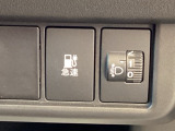 急速充電時は、車内の専用スイッチを操作することで充電口の蓋が開く仕組みです。車内からの操作に限定することで、誤接続や差し間違いを防ぐ安全性の高い設計となっています。