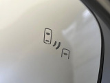 【ブラインドスポットモニター】走行中、ドアミラーの死角になりやすい箇所に後続車が接近するとサイドミラーのレンズに警告を表示!ドライバーに注意喚起をしてくれます。