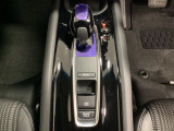 ハイブリッド専用セレクトレバーです。シフトチェンジを電子信号で送信するセレクトレバーを採用していますので、軽快でスマートな操作を楽しめます。サイドブレーキはスイッチ操作の電子制御パーキングブレーキです