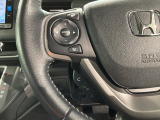 ステアリングにオーディオ操作スイッチが付いています。オーディオ画面に直接タッチしなくても操作が出来ますので、運転に集中できます。