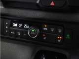 【オートエアコン】温度を設定すれば自動で快適な車内温度を保ちます。エアコン内部の高性能脱臭フィルターで車内のアレルゲンや花粉を除去。