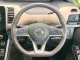 インテリアに合わせたデザインのステアリングは、運転される方のことも考え、運転しやすい形状、大きさです。是非一度、実際に触ってお確かめください。