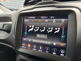運転席・助手席の温度調節を個々に設定できるデュアルゾーンオートエアコンを装備しております。