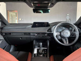 広々とした視界で運転も快適。勿論、安心、安全なSRSエアバックシステム運転席&助手席付