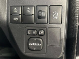 【電動格納ミラー】サイドミラーは電動格納式となっており、狭い駐車場でもキズがつくリスクを抑えられます。