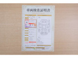 【車輌検査証明書】店頭にてクルマの状態が一目で分かる検査証明書を公開中。トヨタ認定検査員が厳しく査定し、状態を点数と図解で表示しています。修復歴はもちろん、傷やヘコミの箇所や程度がご確認いただけます。