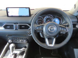 【運転席インテリアデザイン】左右対称のインテリアデザインでドライバーを包み込み運転に集中できるように設計されています。