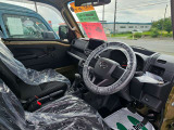 運転席はこちらです。プライベートな車内なのでリラックスできる空間を。
