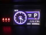 各操作スイッチは使いやすい位置に配置され、とっても見やすいメーターです。夜間時はラグジュアリーな気分にさせてくれる照明が魅力ですので、夜のドライブも楽しみになりますよ♪