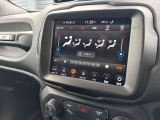 運転席・助手席の温度調節を個々に設定できるデュアルゾーンオートエアコンを装備しております。