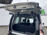 デュアルバックドアは狭い場所でも気軽にドアを開けて荷物の出し入れが可能です♪