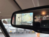 【全方位カメラ】自車を真上から見下ろす視点をモニターに映す機能。駐車や離合時の死角を無くして安全を支えます。トヨタ名のパノラミックビュー等、現代の商談では外せない必須の安全装備です。