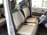 フロントシートはベンチシートです。ベンチシ―トは運転席と助手席の移動もスムーズ。狭い駐車場での乗り降りに便利です。