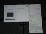 キーを携帯していればリクエストスイッチを押すだけでドアの開錠・施錠が可能です。しかもキーを差し込むことなくエンジンの始動・停止も可能です。取扱説明書・メンテナンスノートが揃っていますので安心です。