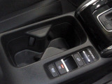 運転席からも助手席からも使いやすい位置にドリンクホルダーを配置しています。パーキングブレーキはスイッチを引くだけで作動します。