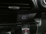 USB充電ポートがあるのでお出かけ中にスマホのバッテリーが無くなっても大丈夫!