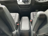 【センターコンソールトレイ】運転席と助手席の間にバッグや財布などを置けるスペースがあります。