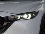 【LEDヘッドライト】悪天候や夜間走行時も良好な視界を確保し安心して運転できる高輝度LEDヘッドライトを装備。明るい上に点灯速度が早く消費電力も抑えられています。