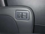 シートヒーター、ベンチレーションも付いています!シートの移動もパワーシートですよ!