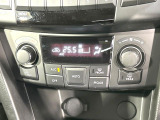 【オートエアコン】一度お好みの温度に設定すれば、車内の温度を検知し風量や温度を自動で調整。暑い&hellip;寒い&hellip;と何度もスイッチ操作をする必要はありません。快適な車内空間には必須の機能ですね♪