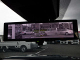 【日産のスマート・ルームミラーは内蔵モニターで後方の状況をクリアな画像で確認でき、通常のルームミラーに切り替えて後席の様子を確認することもできます。